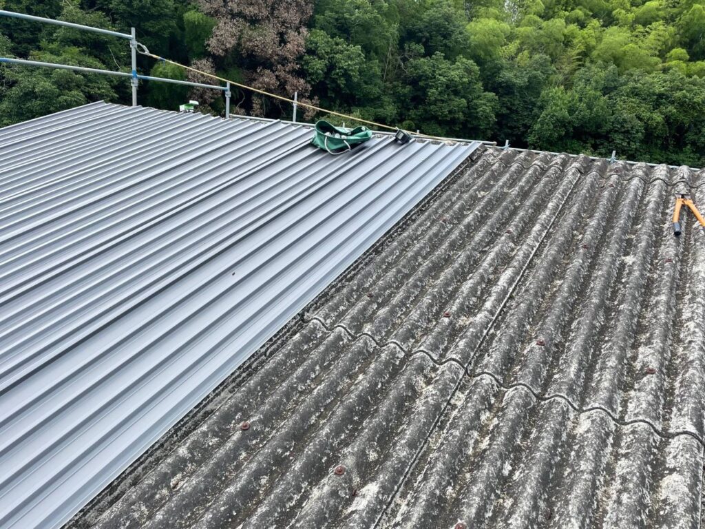 カバー工法途中のガルバリウム鋼板屋根