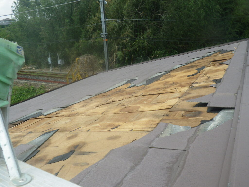 台風被害にあった屋根