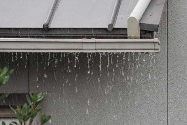 豪雨で樋から溢れる雨