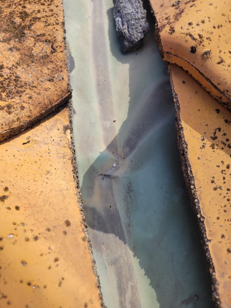 屋根の谷板金が腐食している